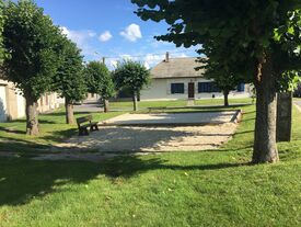 la place du village et son terrain de boules