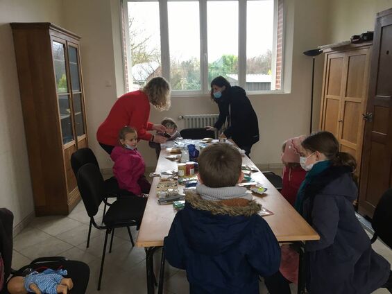 Atelier décoration boule de Noël dirigé par Juliette Gossart