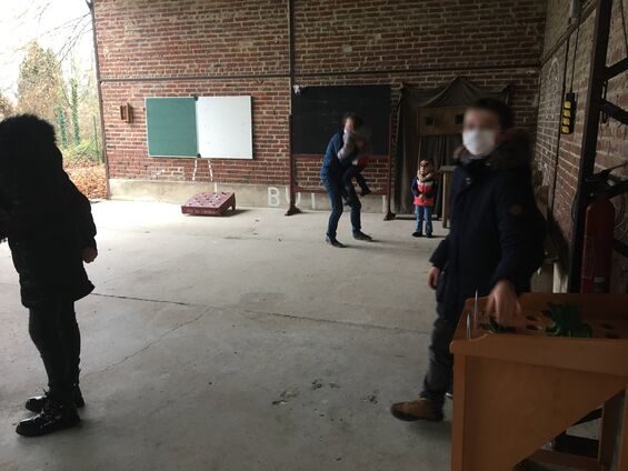 Jeux sous le préau