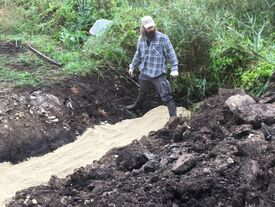 Pose de sable pour maintenir le drain en place par l'équipe de l'association des marais septentrionaux du Laonnois