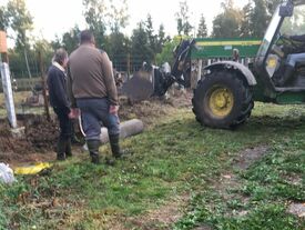 Mr Ducat (maire de Chivres), qui a offert le drain et Mr Anczykowski (agriculteur de Pierrepont) qui a prêté son matériel, en pleine discussion sur le travail à faire
