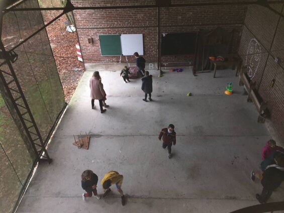 Jeux sous le préau