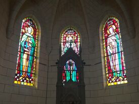 Les vitraux derrière l'autel