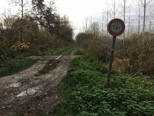 Panneau d'interdiction au véhicule de plus de 1,5 tonne en venant de Pierrepont