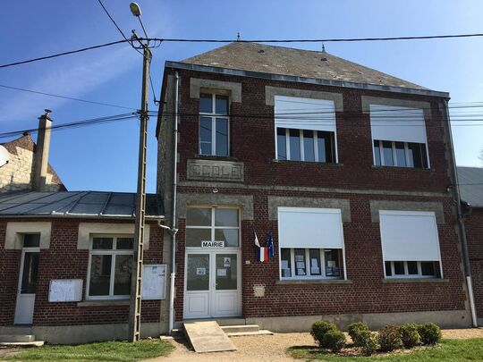 La mairie se trouve au centre du village