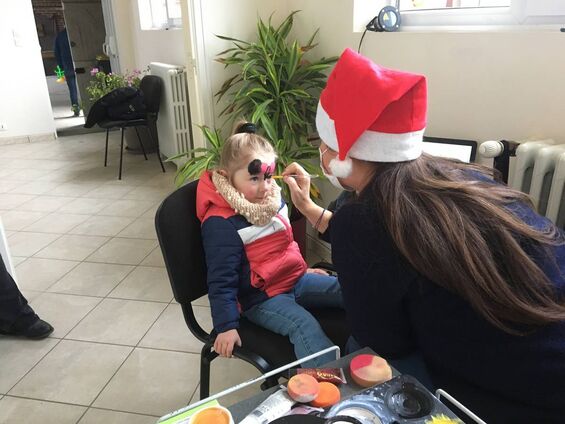 Katarina entrain de se faire maquiller