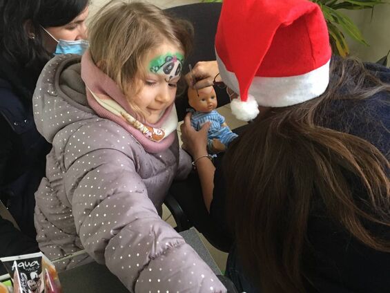 Alyzée et bébé entrain de se faire maquiller