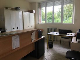 Le secrétariat et le bureau du maire sont dans la même salle se qui favorise le travail entre la secrétaire (Mme Baurain Céline) et le Maire(Mme Bas Betty)