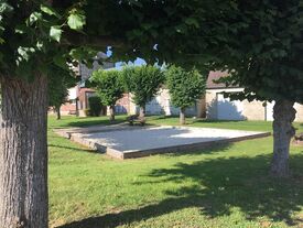 la place du village et son terrain de boules 
